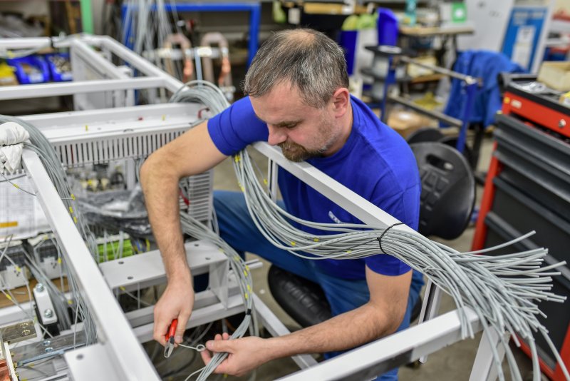 Elektromechanik-náborák 50 000 i pro absolventy bez vyhlášky